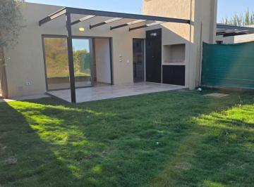 Casa · 135m² · 2 Dormitorios · 2 Cocheras · Venta Casa - Barrio Privado · 2 Dorm.