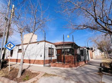 Casa · 176m² · 7 Ambientes · 1 Cochera · Casa en Venta 3 Dorm.