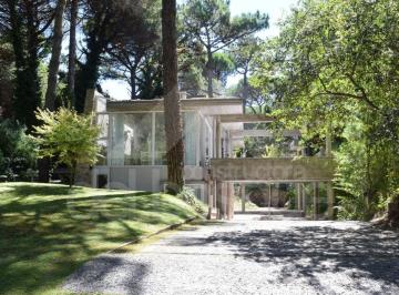 Casa de 5 ambientes, Cariló · Casa de Estilo Minimalista Dos Plantas
