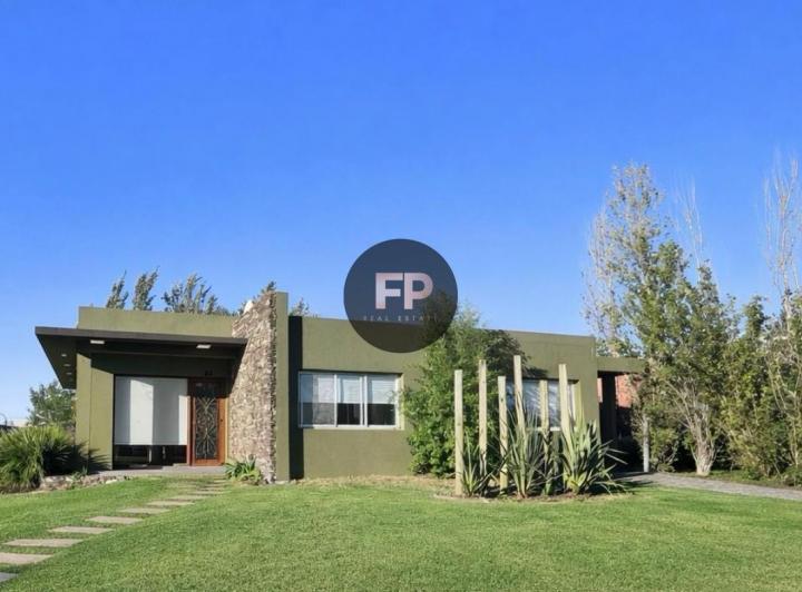 Casa · 195m² · 5 Ambientes · 2 Cocheras