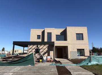 Casa · 245m² · 5 Ambientes · Excelente Casa a La Venta en Barrio Chateau Pilar