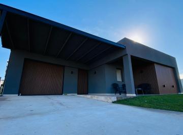 Casa · 224m² · 4 Ambientes · 1 Cochera · Venta Casa Rumenco Joven 4 Ambientes