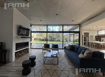 Casa · 260m² · 5 Ambientes · 1 Cochera · Casa - Carilo