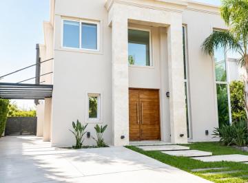 Casa · 272m² · 5 Ambientes · 2 Cocheras · Casa en Venta en Los Lagos