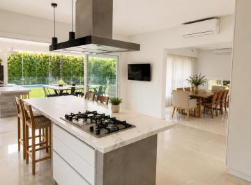 Casa · 272m² · 5 Ambientes · 3 Cocheras · Casa en Venta en Los Lagos