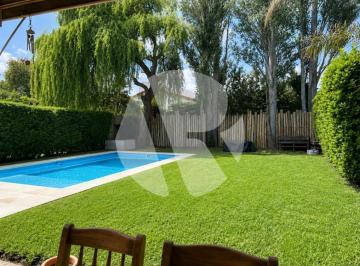 Casa · 135m² · 4 Ambientes · 3 Cocheras · Casa en Aranjuez