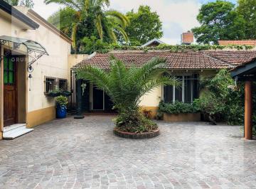 Casa · 271m² · 4 Ambientes · 2 Cocheras · Casa en Venta 4 Ambientes con Quincho y Pileta en Lomas de Zamora