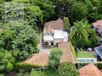 Casa · 271m² · 4 Ambientes · 2 Cocheras · Casa en Venta 4 Ambientes con Quincho y Pileta en Lomas de Zamora
