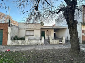 Casa · 115m² · 4 Ambientes · 1 Cochera · Casa en Venta Campana. Oportunidad de Inversión | Casa a Reciclar con Gran Potencial