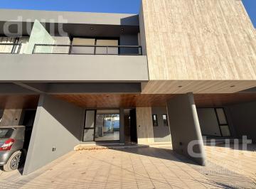 Casa · 145m² · 5 Ambientes · 2 Cocheras · Duplex de Categoria en Campo Chico de 3 Dorm.