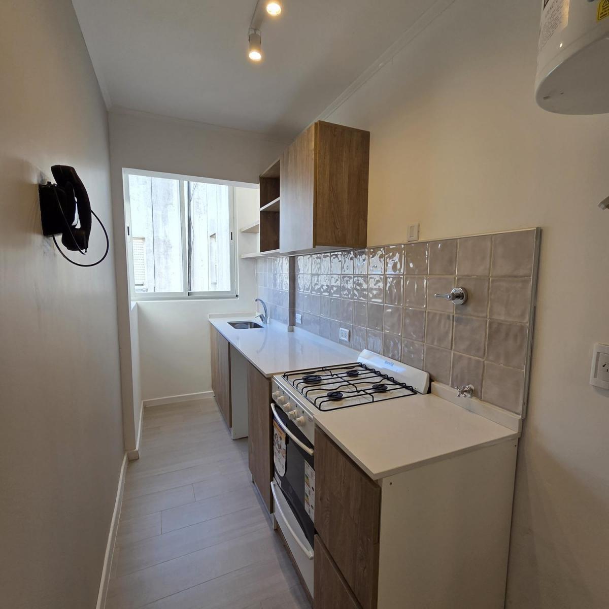 Venta departamento 2 amb con balcón A la calle reciclado A nuevo