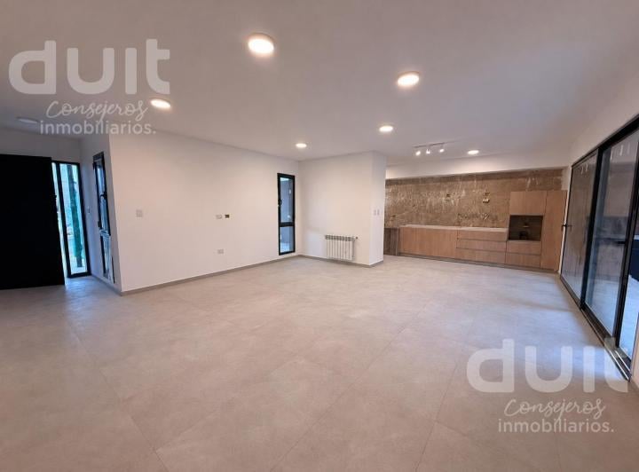 Casa · 160m² · 5 Ambientes · 2 Cocheras