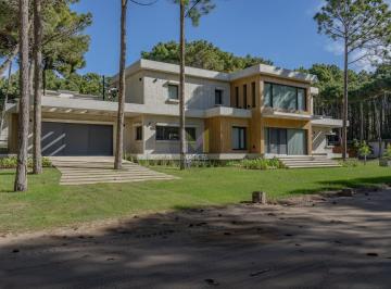 Casa · 486m² · 6 Ambientes · 2 Cocheras · Casa en Alquiler Pinamar Norte