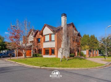 Casa · 286m² · 5 Ambientes · 2 Cocheras · Chalet en Esquina del Barrio San Carlos