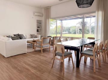 Casa · 952m² · 4 Ambientes · 2 Cocheras · Alquiler Anual con Muebles
