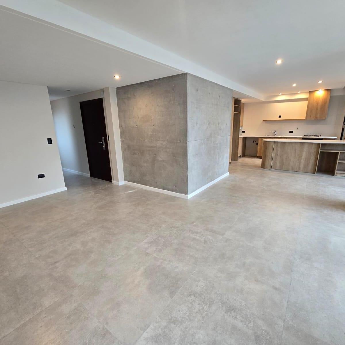 Semipiso de 4 ambientes con doble cochera y balcón terraza – Excelente calidad constructiva