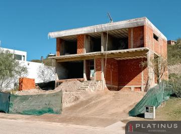 Casa · 280m² · 5 Ambientes · 2 Cocheras · Casa de 3 Dorm. en Country La Deseada - en Construccion