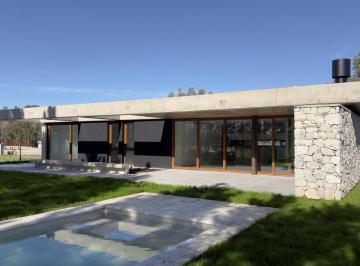 Casa · 152m² · 5 Ambientes · 4 Cocheras · Casa en Venta a Estrenar en City Bell