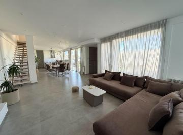 Casa · 258m² · 3 Ambientes · 2 Cocheras · Se Vende Casa 3 Dorm. Barrio Pecini, Gral. Roca