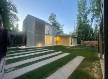 Casa · 430m² · 5 Ambientes · 1 Cochera · Casa Chacras de Coria