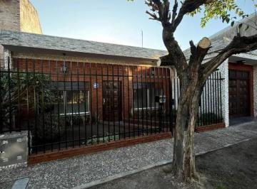 Casa · 150m² · 3 Ambientes · 3 Cocheras · Casa 3 Ambientes con Cochera en Castelar Norte Apto Credito