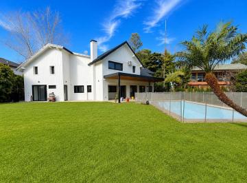 Casa · 400m² · 7 Ambientes · Alquiler Casa de Categoría a Estrenar - Miraflores Country Club - Las Lomitas