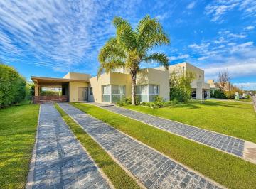 Casa · 129m² · 4 Ambientes · 2 Cocheras · Casa en Venta 3 Dorm. en Funes San Sebastian Barrio Privado