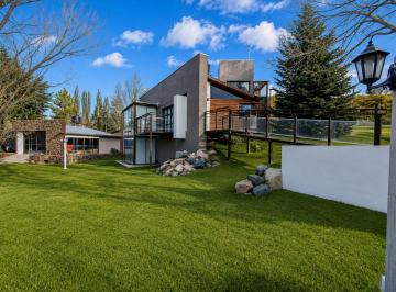 Casa · 290m² · 8 Ambientes · 3 Cocheras · Hermosa Propiedad en Potrerillos