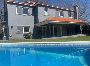 Casa · 300m² · 5 Ambientes · 5 Cocheras · Casa en Alquiler 5 Ambientes en Ayres de Pilar