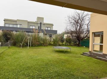 Casa · 250m² · 4 Ambientes · 2 Cocheras · Casa en Alquiler Ianua Caeli
