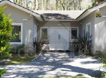 Casa de 6 ambientes, Cariló · Casa en Una Planta con Hermoso Jardín, Completamente Cercada