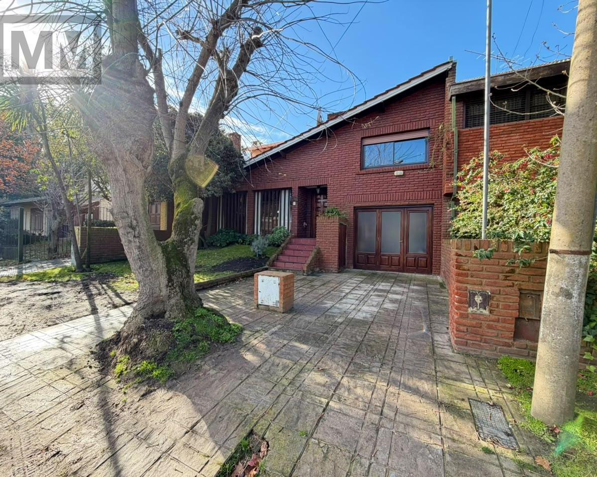 Chalet 4 amb, 130m² en La Florida con cochera y parque