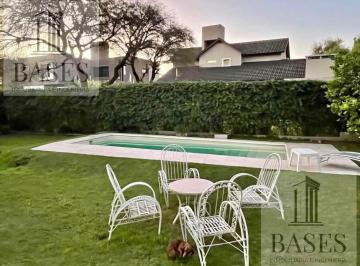 Casa · 220m² · 3 Dormitorios · 1 Cochera · Se Vende Propiedad en Zona Valle Escondido en Una Sola Planta de 3 Dorm.