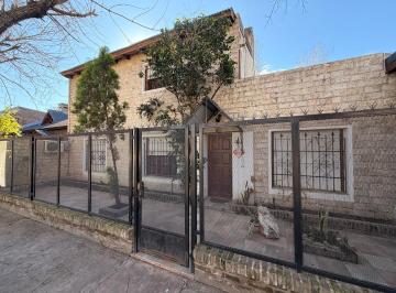Casa · 200m² · 6 Ambientes · 2 Cocheras · Casa 5 Dorm. en Parque Field Patio Pileta Cochera