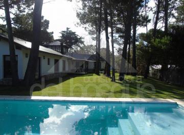 Casa de 5 ambientes, Cariló · Moderna Casa con Excelente Ubicación, Cerca del Mar y con Piscina