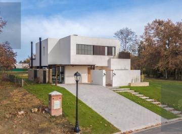 Casa · 268m² · 5 Ambientes · 2 Cocheras · Casa en Venta en Tilbury, Pilará