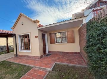 Casa · 120m² · 3 Ambientes · 1 Cochera · Alquiler Casa en Centenario