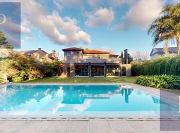 Casa · 365m² · 7 Ambientes · 6 Cocheras · Venta Casa 7 Ambientes con Dependencia en Abril Club de Campo
