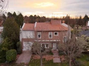 Casa · 225m² · 4 Ambientes · 1 Cochera · Venta Casa Rincon Club de Campo