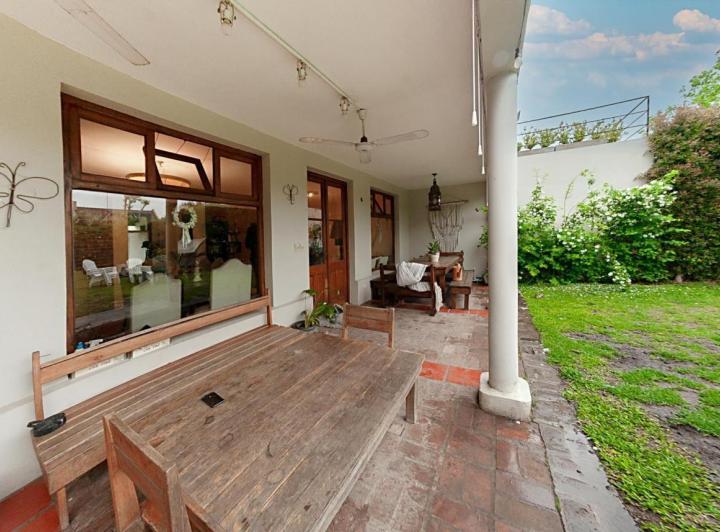 Casa · 230m² · 7 Ambientes · 2 Cocheras