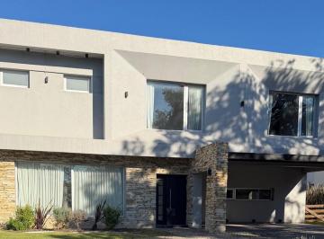 Casa · 352m² · 5 Ambientes · 4 Cocheras · Casa en Alquiler Terralagos - Canning