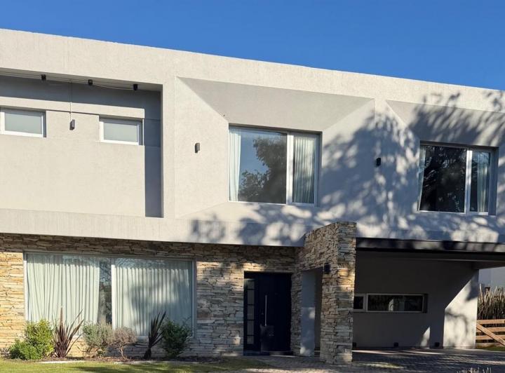 Casa · 352m² · 5 Ambientes · 4 Cocheras