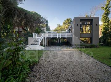 Casa de 4 ambientes, Cariló · Casa Minimalista, con Piscina Climatizada, Rodeada de un Hermoso Bosque