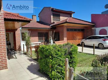 Casa · 246m² · 8 Ambientes · 5 Cocheras · Casa en Venta Tolosa, La Plata. 3 Dorm.. Parque y Piscina.
