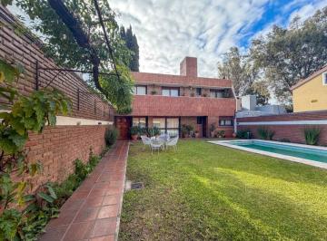 Casa de 11 ambientes, Córdoba · Casa en Venta en Corazón de Manzana. Excelente Ubicación. Dos Casas, Ideal Inversión o Renta.