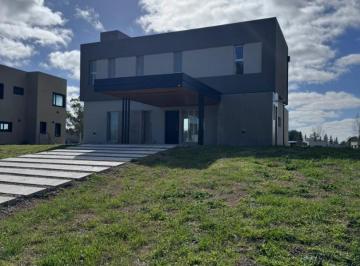 Casa · 145m² · 4 Ambientes · 1 Cochera · Casa en Venta de Tres Dorm., Área 60 Brandsen