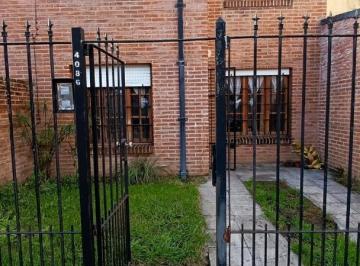 PH · 68m² · 4 Ambientes · 1 Cochera · Venta PH Tres Ambientes. Jardin y Cochera. San Jose.