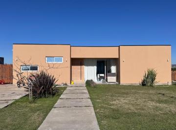 Casa · 140m² · 3 Ambientes · 4 Cocheras · Casa a La Laguna San Sebastian