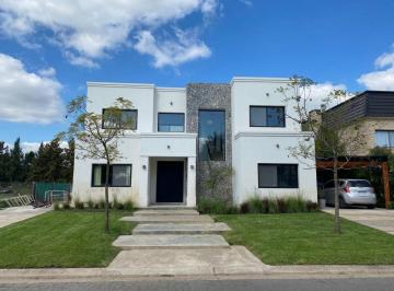 Casa · 300m² · 6 Ambientes · 2 Cocheras · Casa 4 Dorm. en Venta en Barrio San Benito Al Río