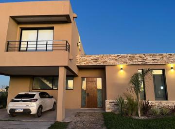 Casa · 220m² · 4 Ambientes · 1 Cochera · Casa en Venta en La Alameda, Canning, Ezeiza